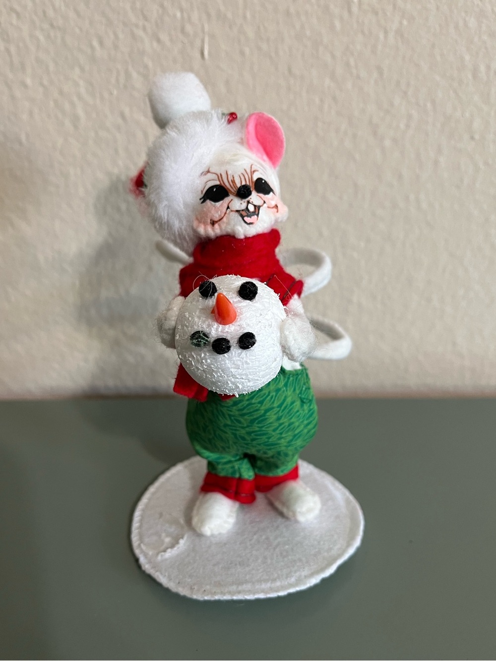 Annalee 2020 6” White Mouse Holding Snowman Head